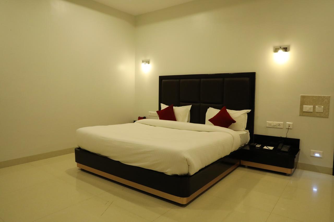 จันทรา แกรนด์ Hotel จ๊อดปูร์ ภายนอก รูปภาพ